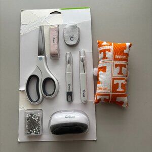 Circut 7 piece Sewing Kit, Still in Packaging! Bonus UT wrist pin cushion!